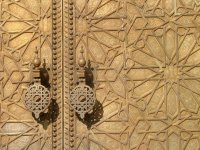 T&uuml;rklopfer am goldenen Portal des Palais Royal